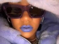 Rihanna bawi się kolorem ust